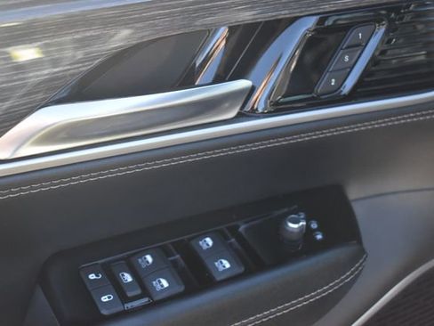 Used 2022 Jeep Wagoneer Series III AWD/4WD image 12