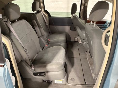 Used 2009 Chrysler Town & Country Touring w/ Flexible Seating Group image 15