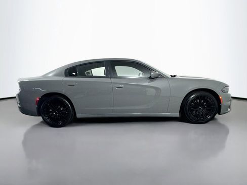 Used 2019 Dodge Charger SXT RWD image 4