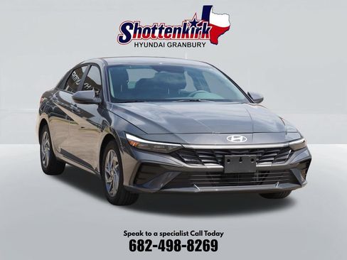Used 2025 Hyundai Elantra Hybrid FWD image 3