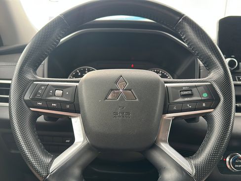 Used 2024 Mitsubishi Outlander SE image 16