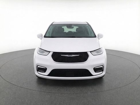 Used 2024 Chrysler Pacifica Touring-L image 2