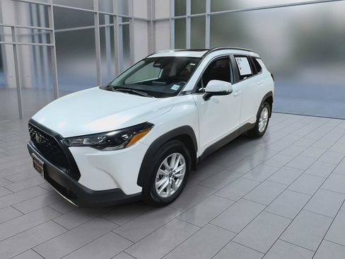 Used 2023 Toyota Corolla Cross LE w/ Moonroof Package AWD/4WD image 4