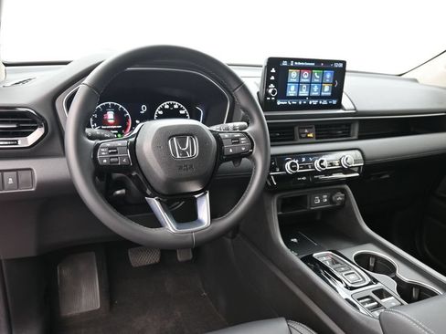 Used 2025 Honda Pilot Touring image 18