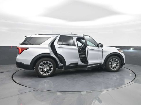 Used 2025 Ford Explorer Platinum RWD image 30