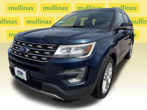 Used 2017 Ford Explorer XLT w/ Equipment Group 202A AWD/4WD image 9