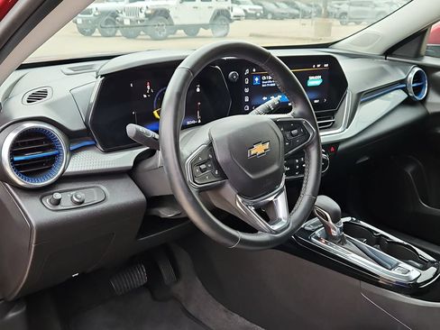 Used 2025 Chevrolet Trax LT w/ LT Convenience Package FWD image 15