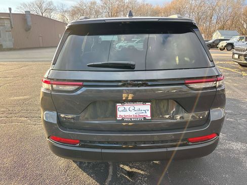 New 2025 Jeep Grand Cherokee Altitude image 3