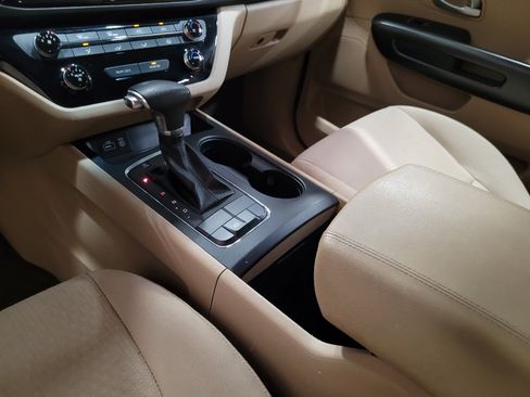 Used 2018 Kia Sedona LX FWD image 26
