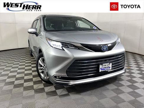 Certified 2023 Toyota Sienna Limited image 1