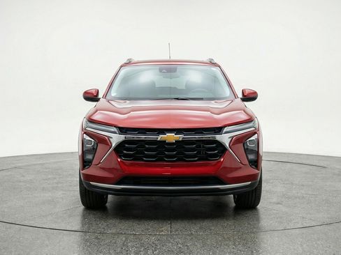 Used 2025 Chevrolet Trax LT w/ LT Convenience Package image 2