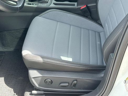 Certified 2025 Volkswagen Jetta SE w/ Sunroof Package FWD image 21
