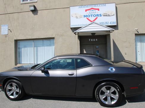 Used 2018 Dodge Challenger SXT RWD image 5