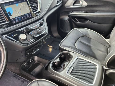 Used 2020 Chrysler Pacifica Limited w/ S Appearance Package FWD image 22