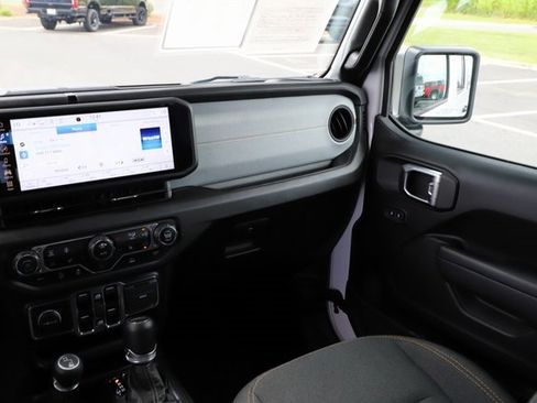 Used 2024 Jeep Gladiator Sport image 25