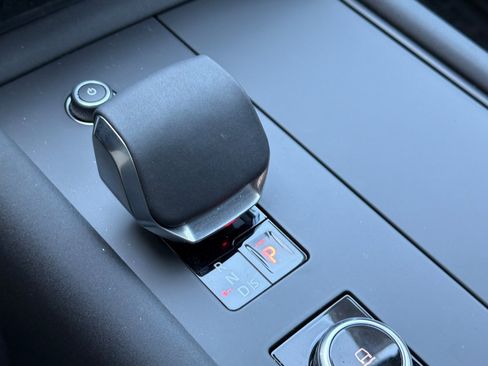 Certified 2025 Land Rover Discovery S AWD/4WD image 18