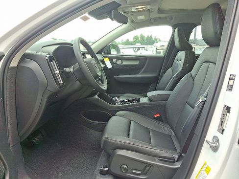 Used 2026 Volvo XC40 B5 Plus w/ Protection Package Premier AWD/4WD image 9