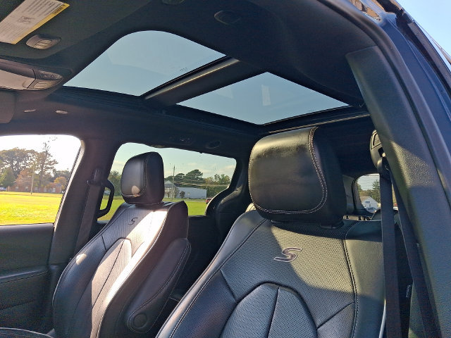 Used 2025 Chrysler Pacifica Limited FWD image 14