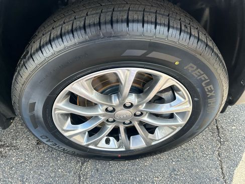 Used 2020 Jeep Cherokee Latitude Plus AWD/4WD image 9
