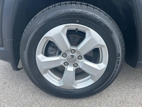 Used 2018 Jeep Compass Latitude FWD image 11