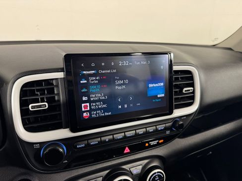 Used 2024 Hyundai Venue Limited image 16