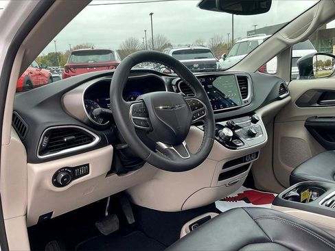 Used 2024 Chrysler Pacifica Touring-L image 37