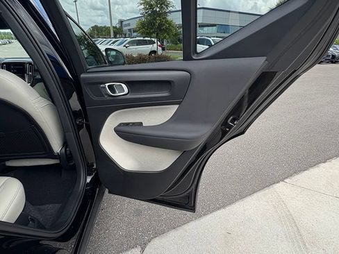 Used 2022 Volvo XC40 T4 Momentum FWD image 18