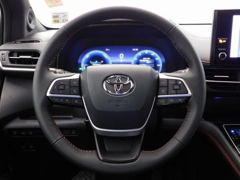 Used 2025 Toyota Sienna XSE image 39