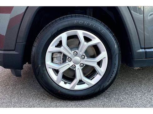 Used 2024 Jeep Compass Latitude image 9