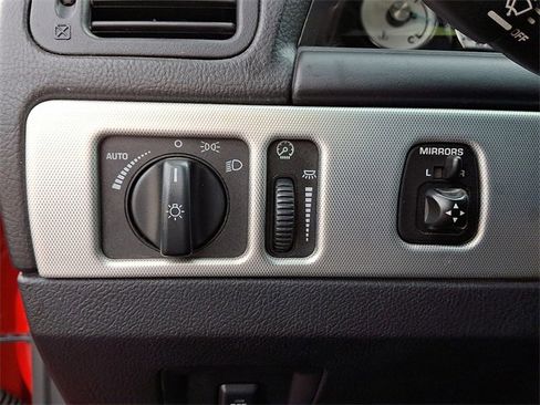 Used 2005 Ford Thunderbird image 26