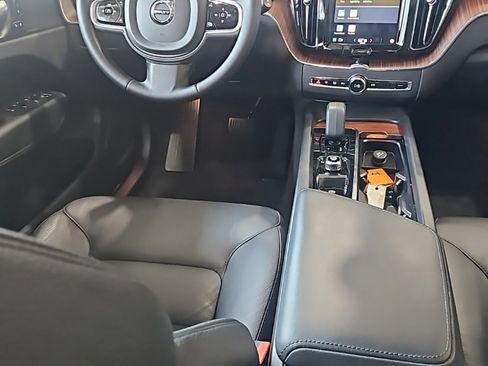 Used 2023 Volvo XC60 B5 Plus image 24