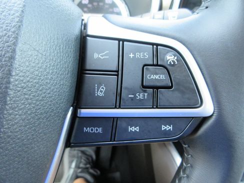 Used 2022 Toyota Highlander XLE AWD/4WD image 26