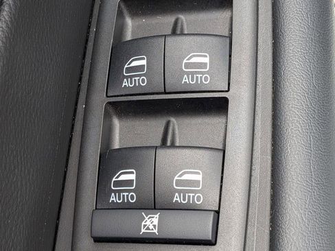 Used 2025 Chrysler Pacifica Select image 15