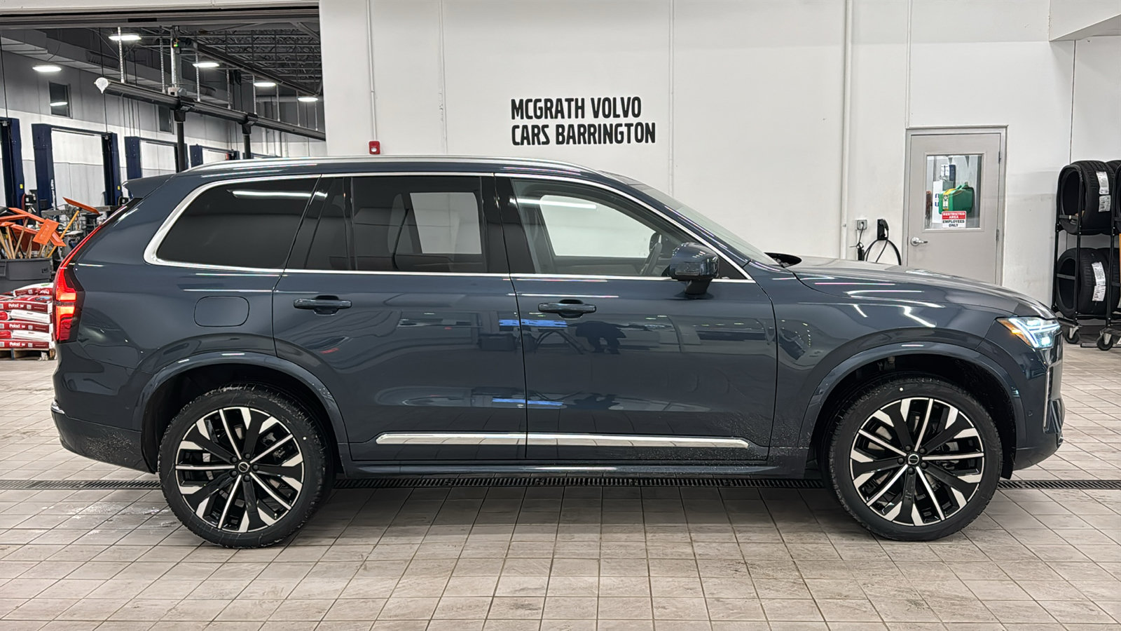 New 2026 Volvo XC90 T8 Plus w/ Protection Package Premier AWD/4WD image 4