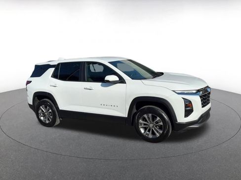 Used 2025 Chevrolet Equinox LT FWD image 2