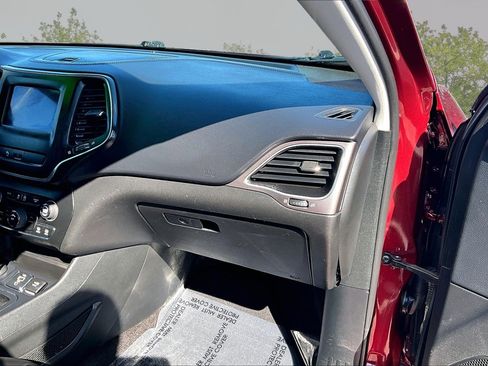 Used 2019 Jeep Cherokee Latitude Plus w/ Cold Weather Group image 17