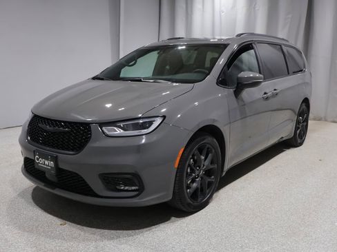 Used 2023 Chrysler Pacifica Touring-L w/ Uconnect Theater Family Group image 8