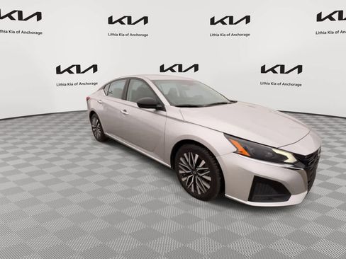 Used 2024 Nissan Altima 2.5 SV FWD image 3
