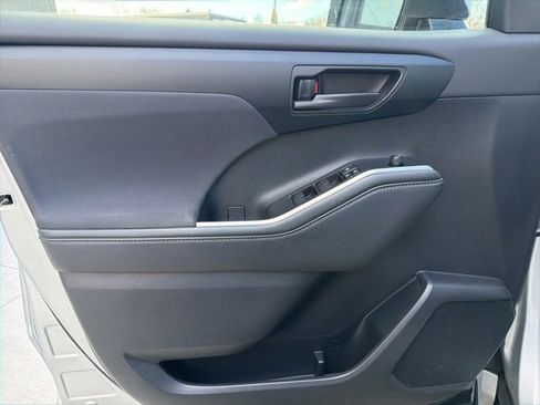 Used 2021 Toyota Highlander LE image 21