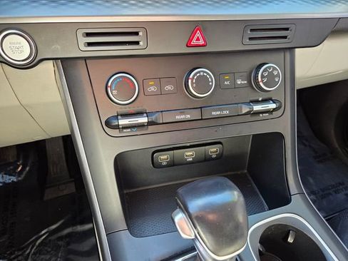 Used 2022 Kia Carnival LX image 25