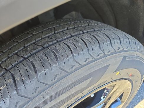 Used 2024 Toyota Highlander LE image 27