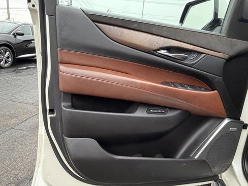 Used 2015 Cadillac Escalade Luxury image 13