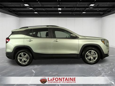 Certified 2022 GMC Terrain SLE w/ Driver Convenience Package image 9