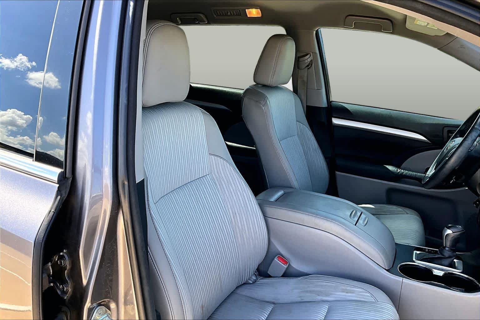 Used 2015 Toyota Highlander Plus FWD image 9