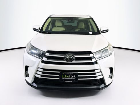 Used 2019 Toyota Highlander XLE image 2