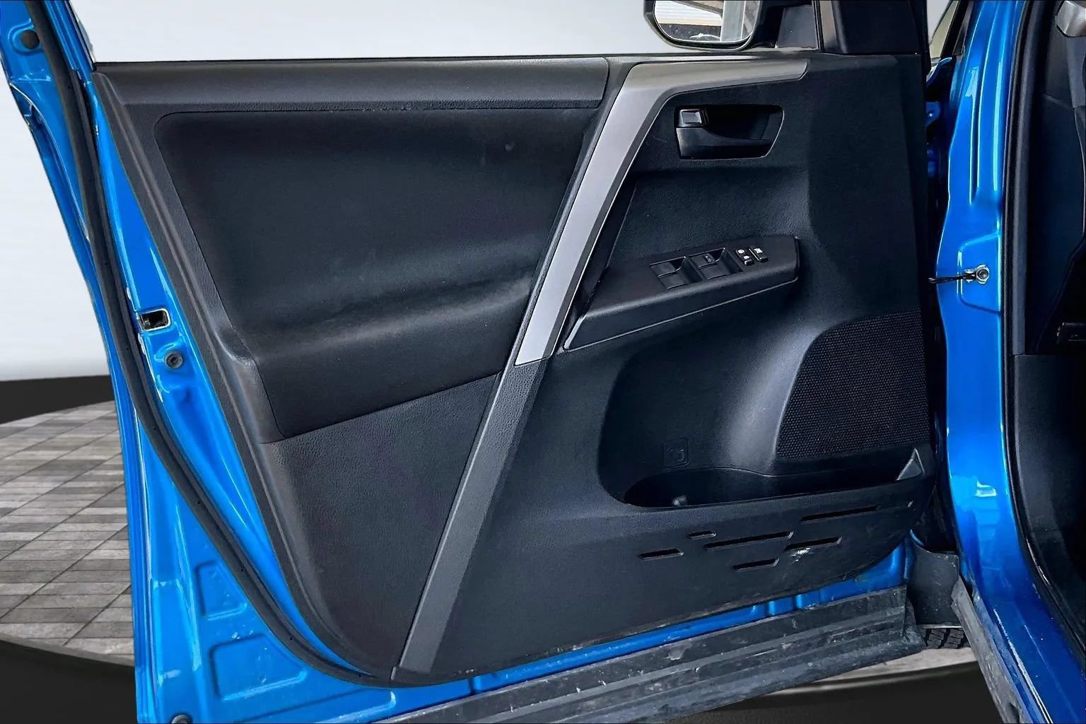 Used 2018 Toyota RAV4 LE w/ All Weather Liner Package FWD image 17