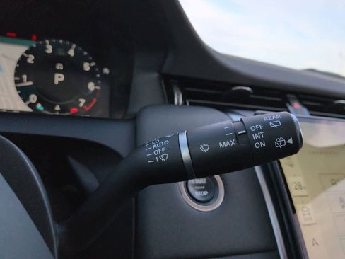 Used 2025 Land Rover Discovery Sport S image 27