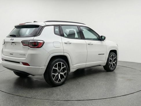 Used 2025 Jeep Compass Limited image 9