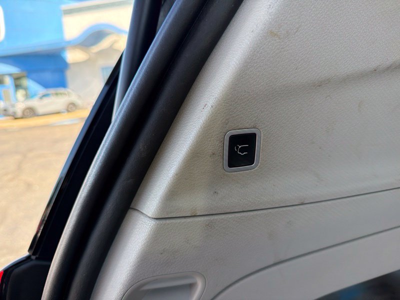 Used 2019 Chrysler Pacifica Touring-L w/ Tire & Wheel Group FWD image 11