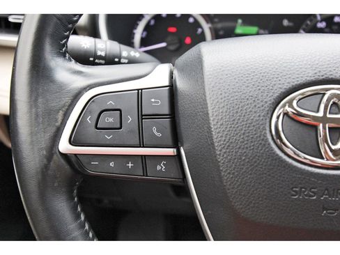 Used 2023 Toyota Highlander XLE image 19